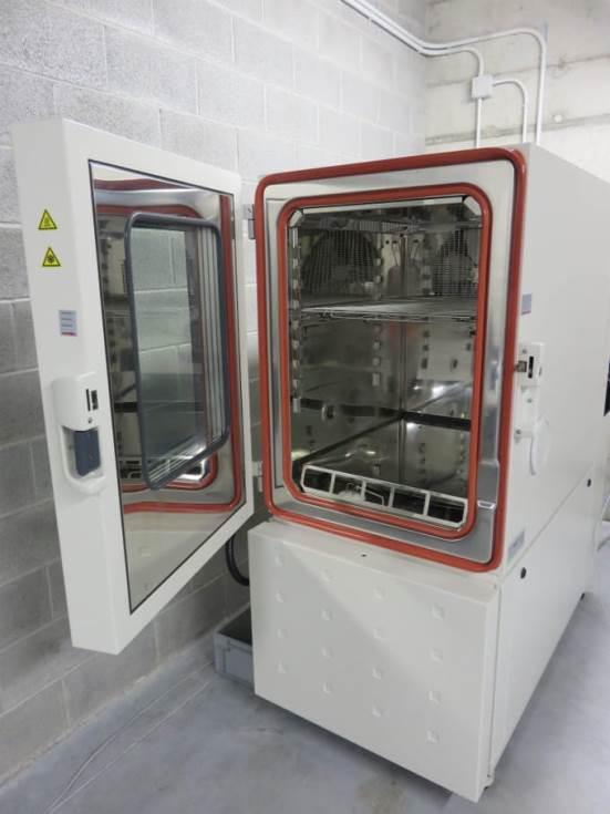 Equipment for analysing the accelerated ageing of materials and coatings