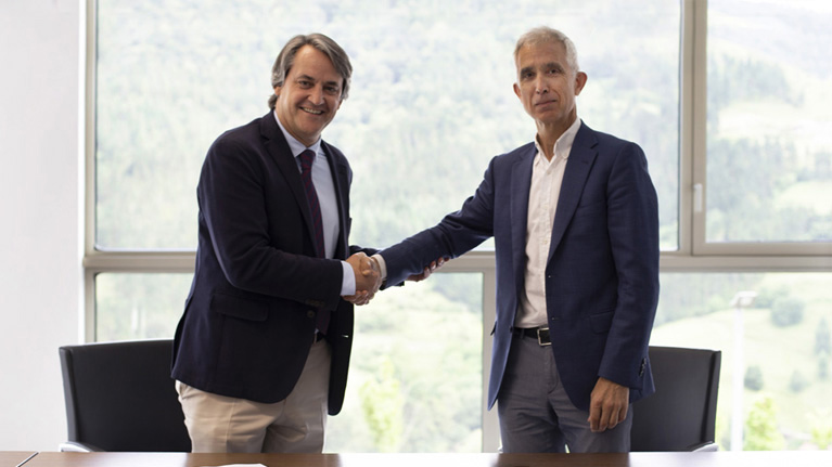 Fernando Arocena y Luis Uriarte durante la firma de la renovación de la colaboración entre Zayer y Tekniker